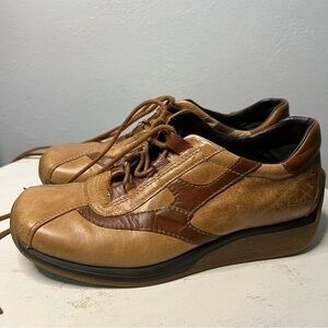 David Aaron two-tone brown leather tie shoes. Sz 36. Like new condition.